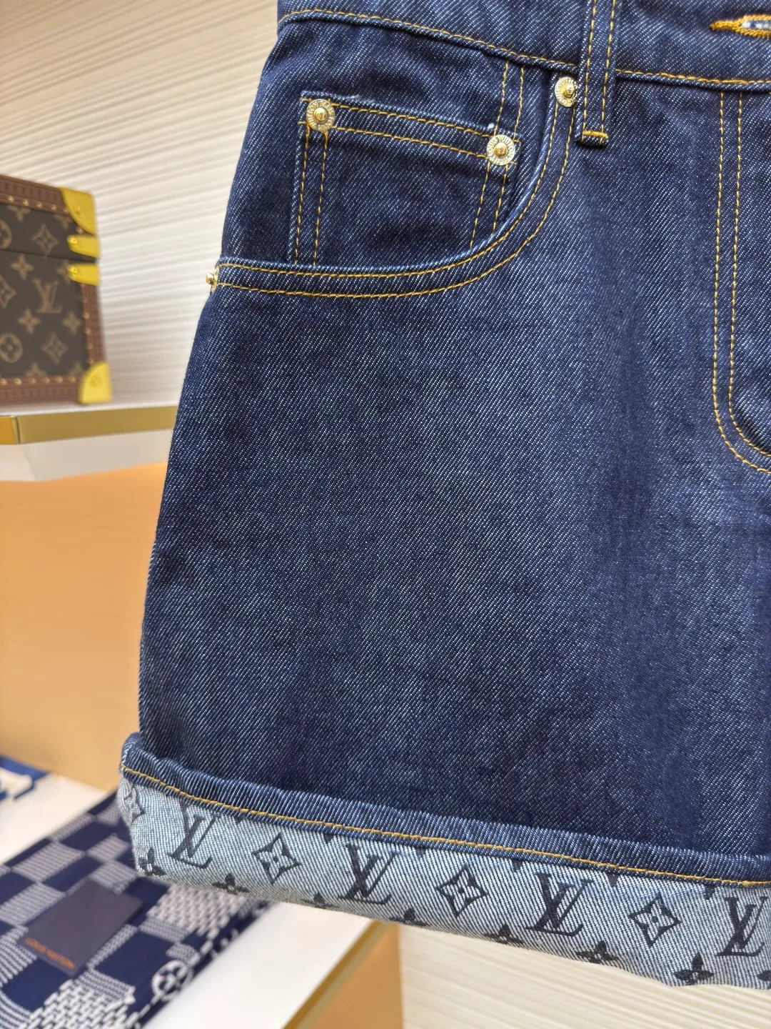 LOUIS VUITTON Dark blue logo cuffed denim shorts [Women's clothing] ●Authentic product: Purchased and developed by 13042 ●Item number: 1680061-A45 ●Material: Denim denim fabric ●Technology: Made on positioning cutting machine ●Version: fitted version ●Weight: about 385 grams ●Size: 34-36-38 ●Description: This mini shorts is cut with seasonal deep-washed denim to create a neat straight fit. Contrasting topstitching outlines the classic structural lines, and the cuffed trousers reveal the Monogram printed lining, upgrading your daily look. The overall wiring is straight and delicate, the fabric is comfortable and soft, and the color is consistent without color difference. It can be matched with the same style to create a fashionable look and control various occasions. Customized accessories, complete with three standards, same style for men and women!